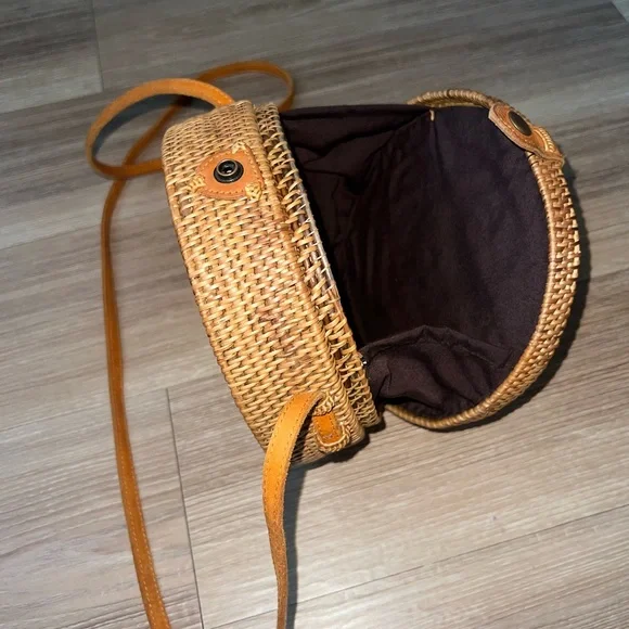 Street Level Round Wicker Seashell Crossbody Straw Bag - Picture 6 of 11